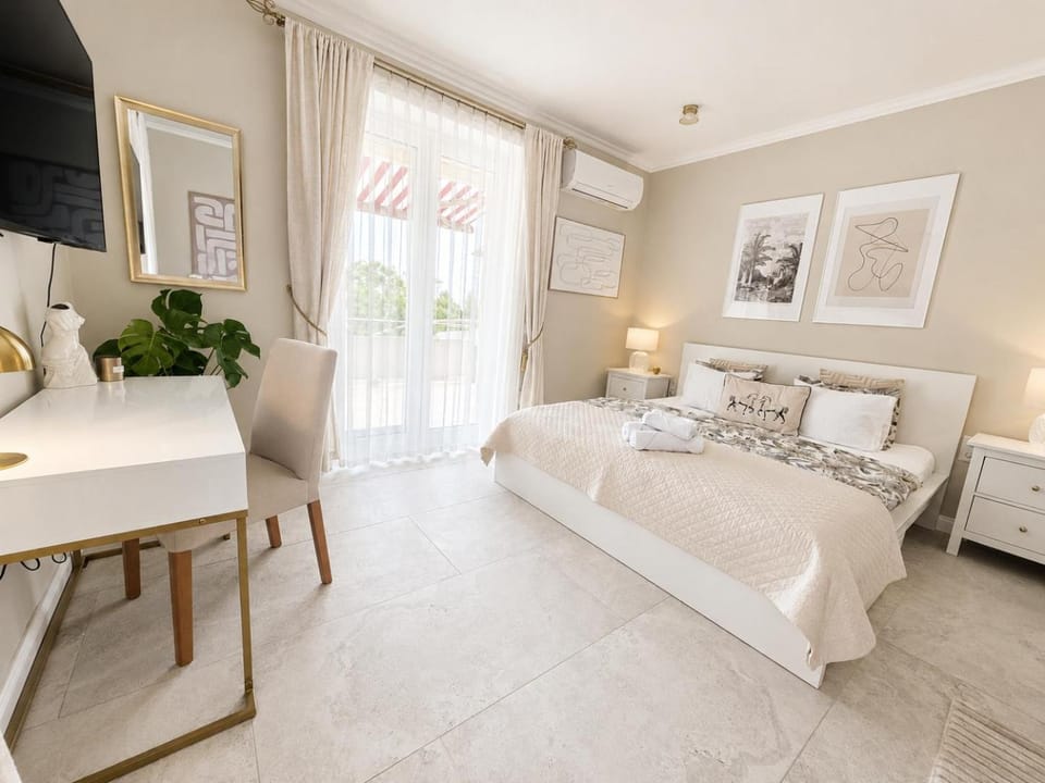 Bed, TV and multimedia, Living room, Photo of the whole room, Seating area, Bedroom