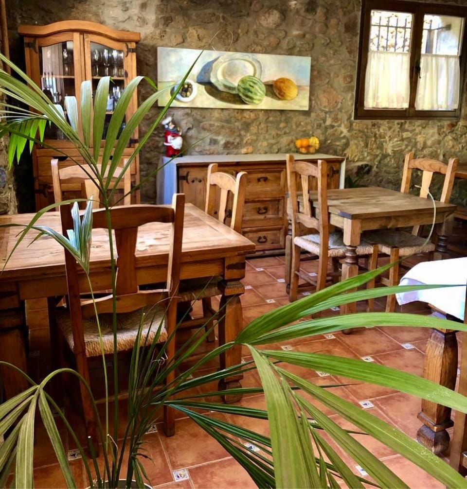 Restaurant/places to eat, Lounge or bar