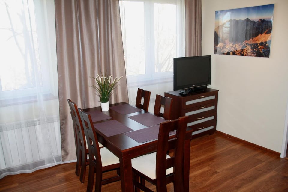 TV and multimedia, Living room, Seating area, Dining area