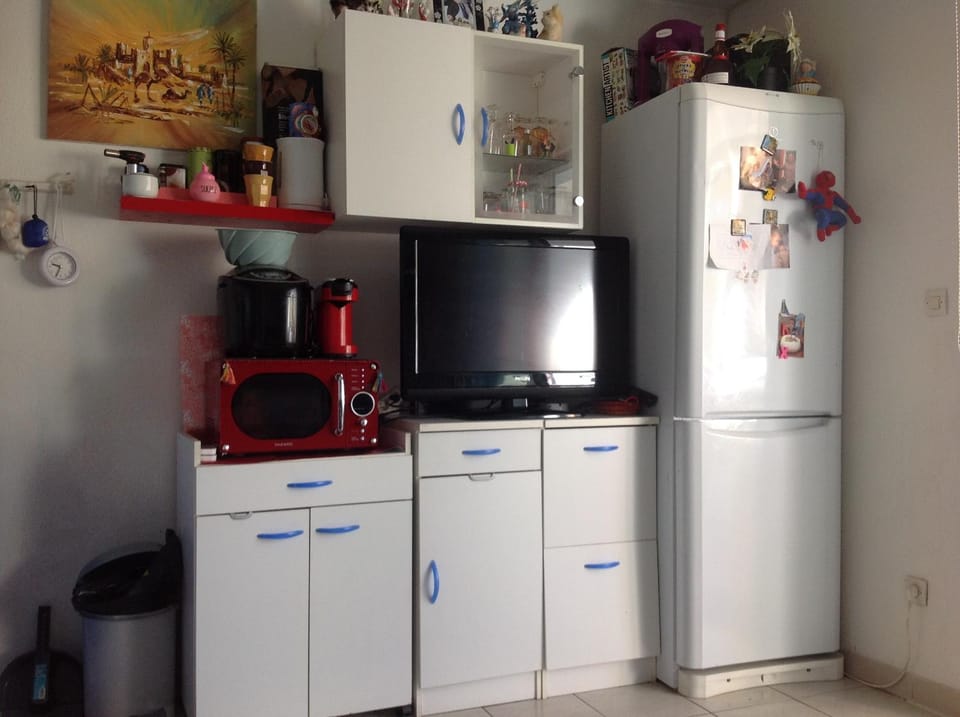 Coffee/tea facilities, Kitchen or kitchenette, oven, stove