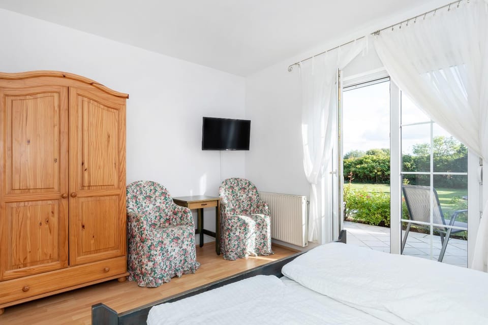 TV and multimedia, Living room, Seating area, Garden view