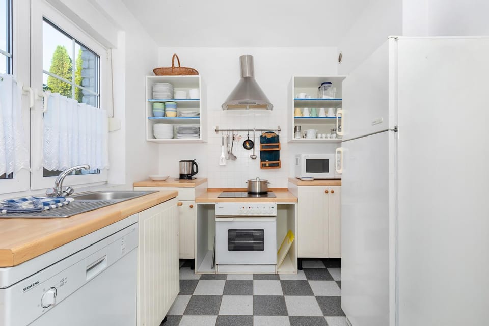 Kitchen or kitchenette, Communal kitchen