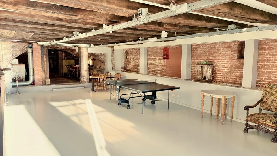Table tennis, Living room