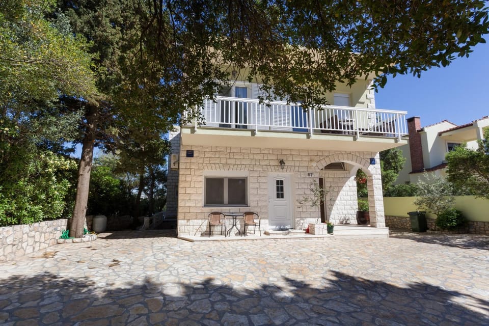 Property building, Patio, Facade/entrance