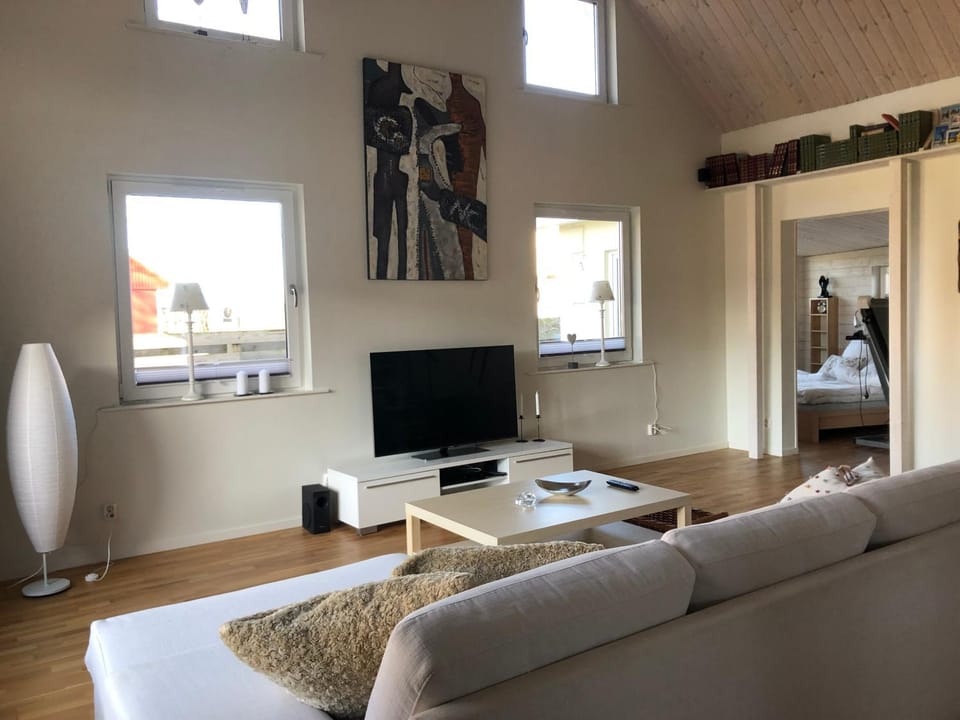 Communal lounge/ TV room, TV and multimedia, Living room, Seating area, Evening entertainment