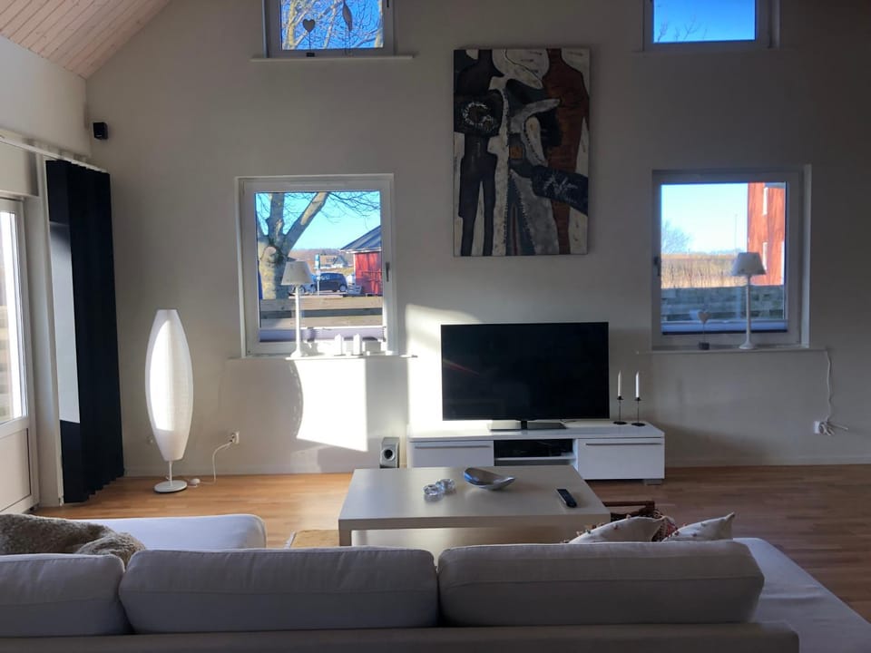 Communal lounge/ TV room, TV and multimedia, Living room, Seating area, Evening entertainment