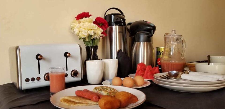 Coffee/tea facilities, Continental breakfast