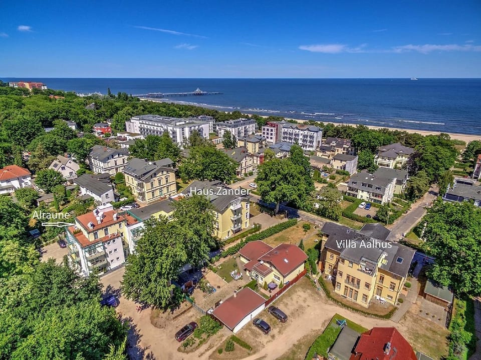 Property building, Day, Sea view, Location
