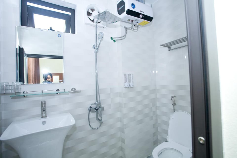 Shower, Toilet