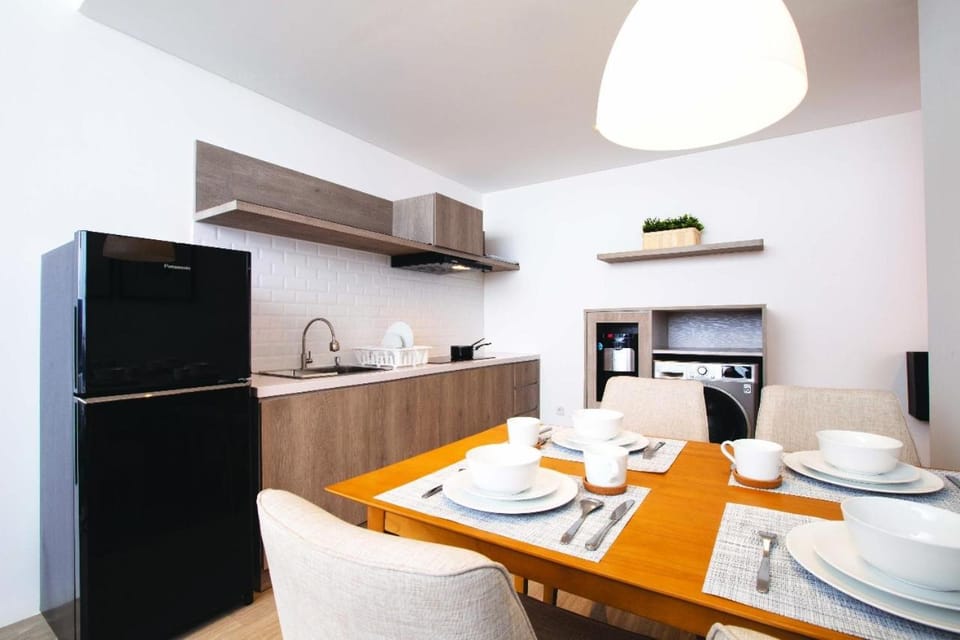 Kitchen or kitchenette, Dining area