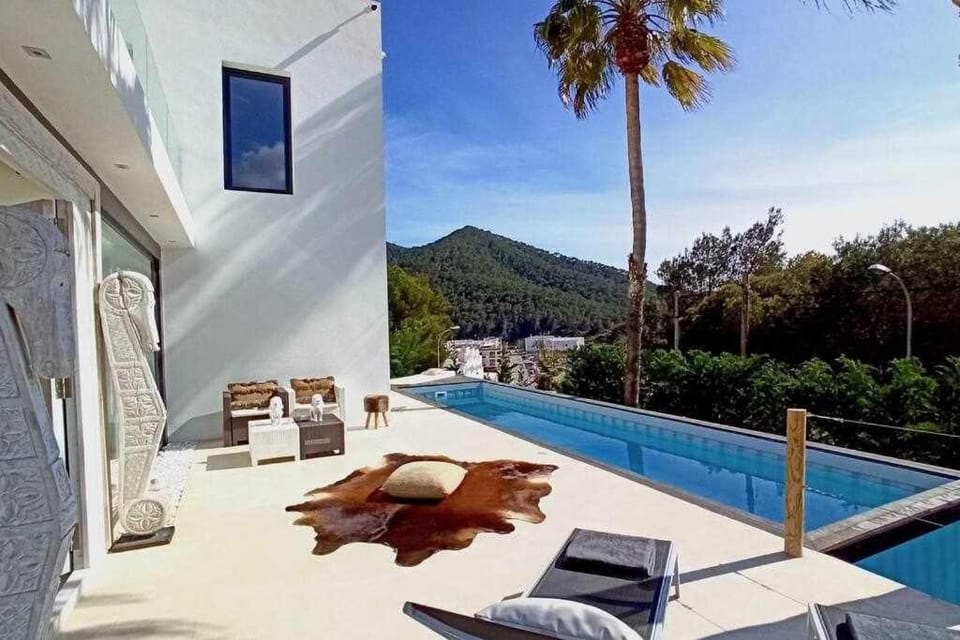Balinese Villa near the beach outdoor jacuzzi Villa in Cala Llonga