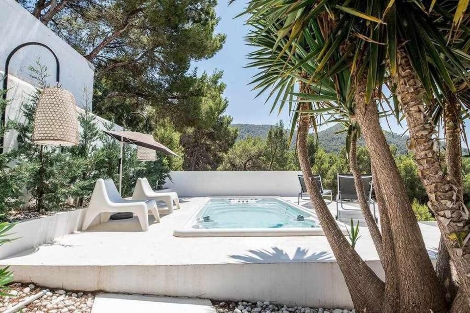 Balinese Villa near the beach outdoor jacuzzi Villa in Cala Llonga