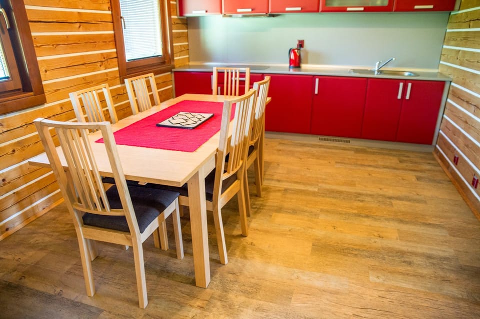 Kitchen or kitchenette, Dining area