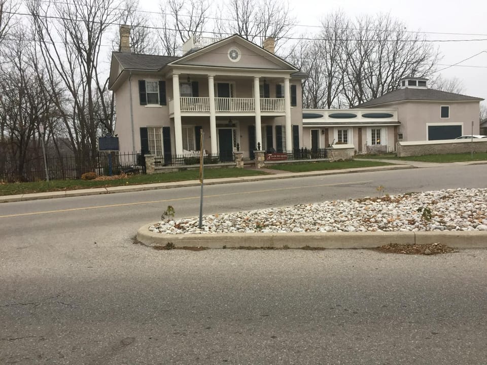 The Carriage House Flat - Downtown Paris Canada Apartment in Brant