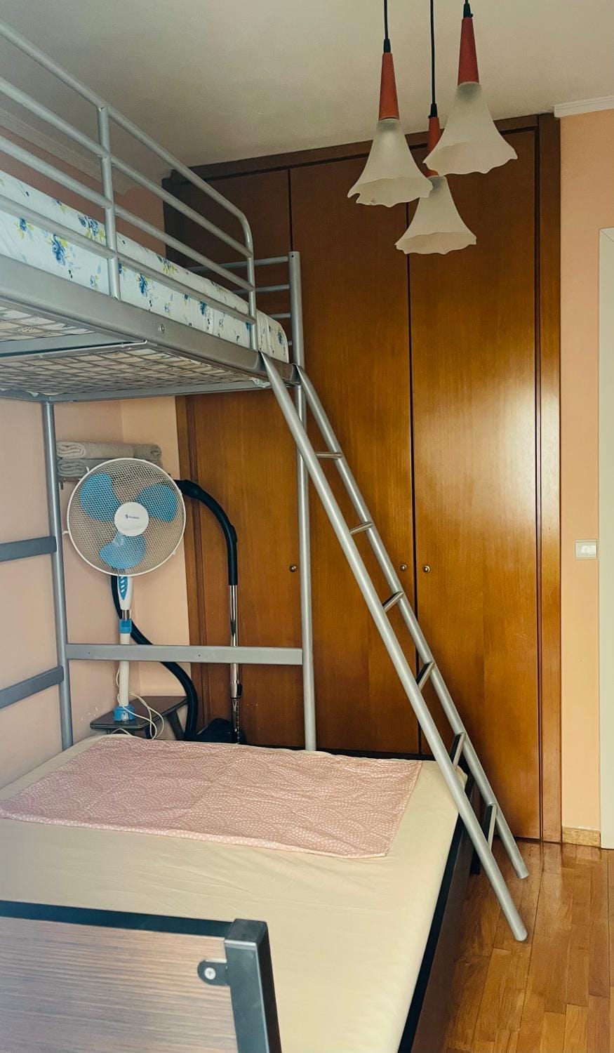 Bedroom, bunk bed