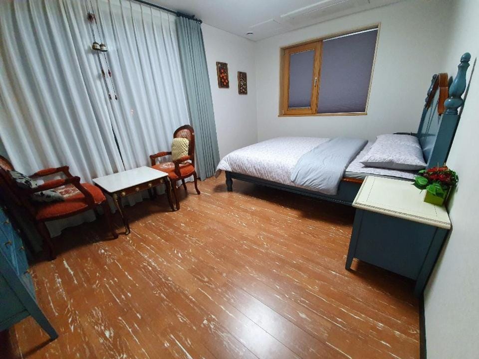 Bed, Seating area, Bedroom