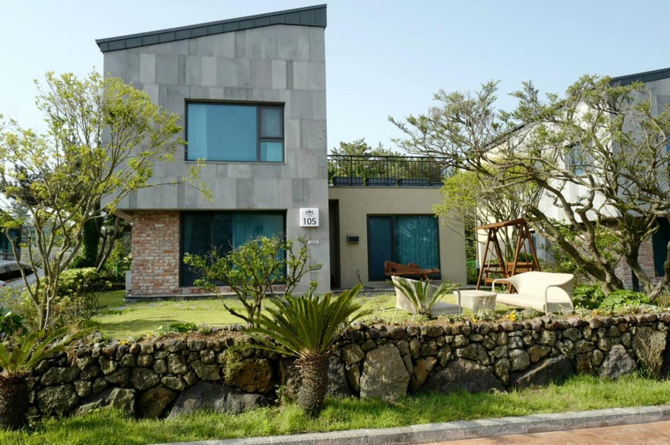 Property building, Spring, Day, Garden, Garden view