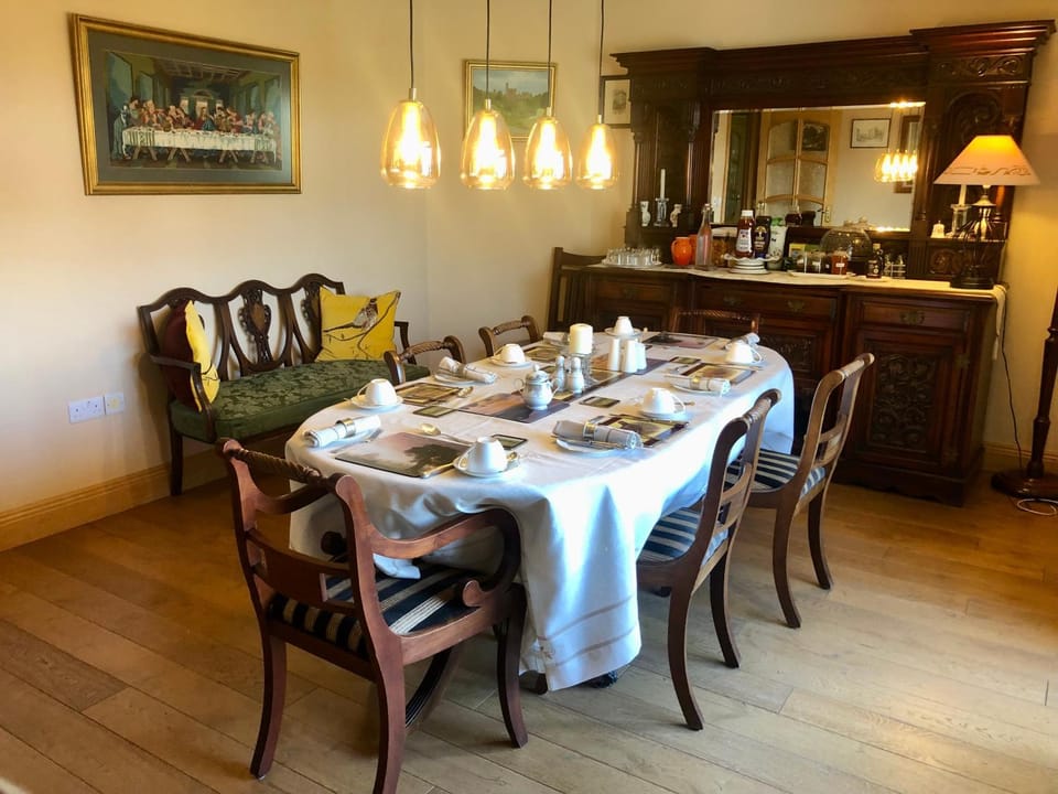 Living room, Food and drinks, Seating area, Dining area, Food, Breakfast, Buffet breakfast, Buffet breakfast