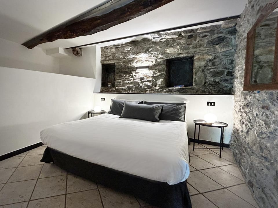 Pietra Azzurra, Newly Renovated Apartment in Corniglia