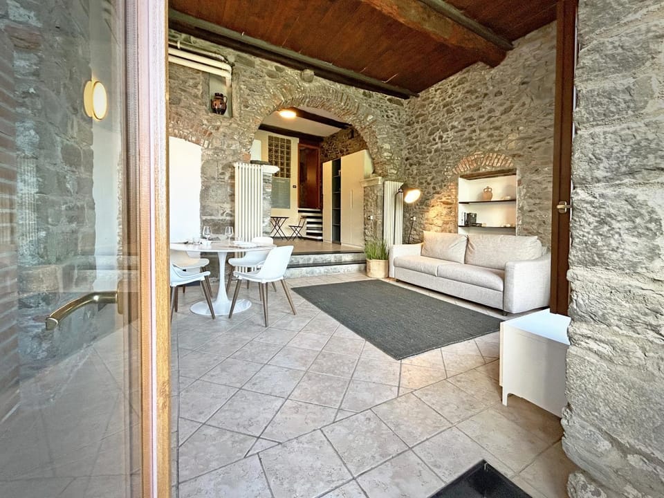Pietra Azzurra, Newly Renovated Apartment in Corniglia