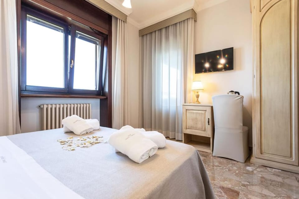Bed, TV and multimedia, Photo of the whole room, Bedroom, towels, wardrobe