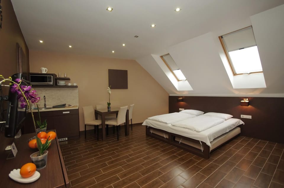 Bed, Kitchen or kitchenette, Bedroom