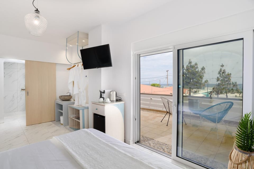 TV and multimedia, Coffee/tea facilities, Balcony/Terrace, Bedroom, Sea view