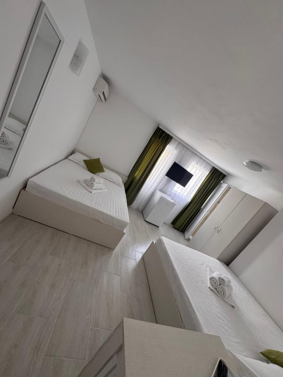 Bed, TV and multimedia, Photo of the whole room, Bedroom, towels, air conditioner