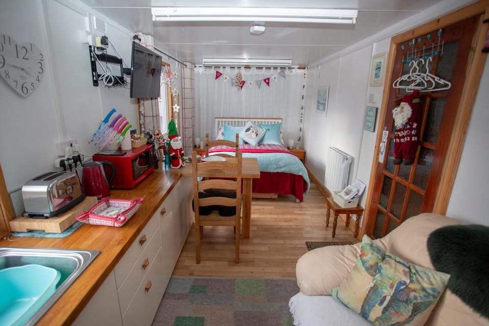 Photo of the whole room, Floor plan