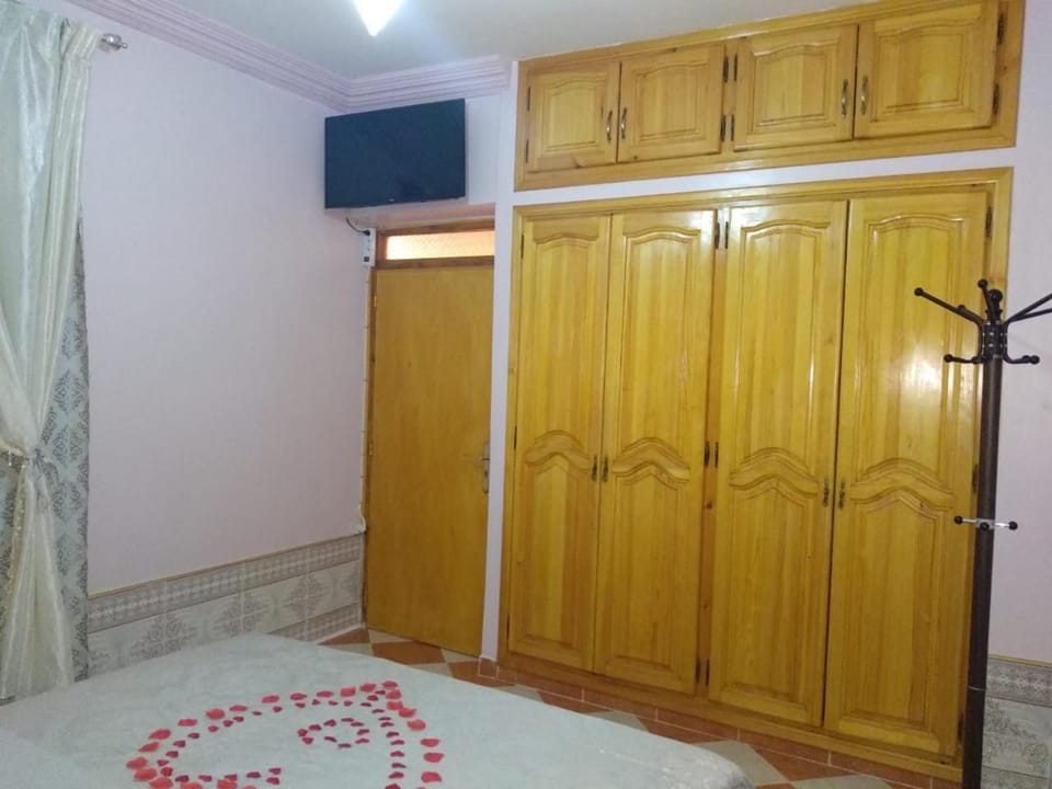 Bed, TV and multimedia, Bedroom