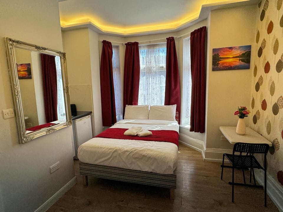 Bed, Photo of the whole room, Bedroom, towels