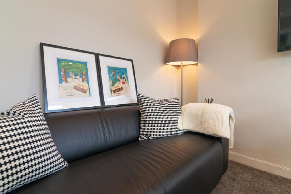 Beautiful 6 Bedroom Holiday Home, Manchester House in England