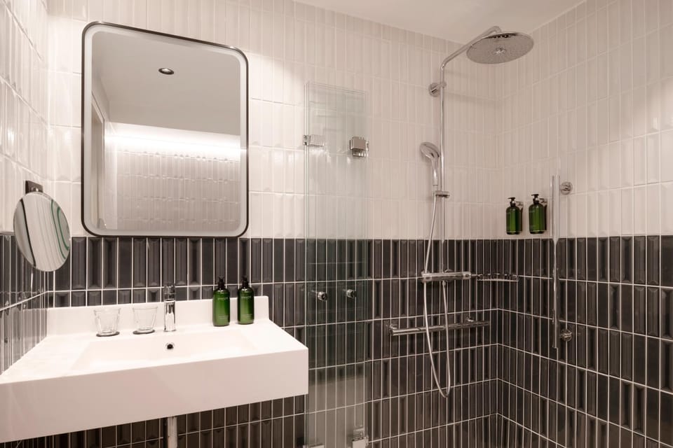 Shower, Toilet, Bathroom, hair dryier, heating, heating, internet, internet, soundproof, towels, towels, air conditioner, air conditioner