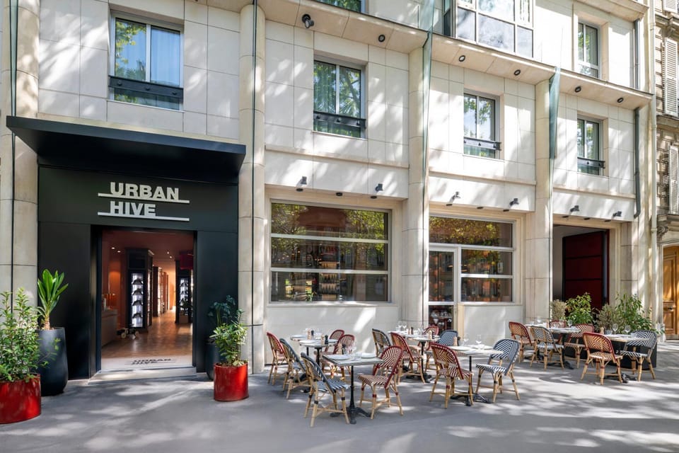 Property building, Patio, Restaurant/places to eat, Facade/entrance, Balcony/Terrace