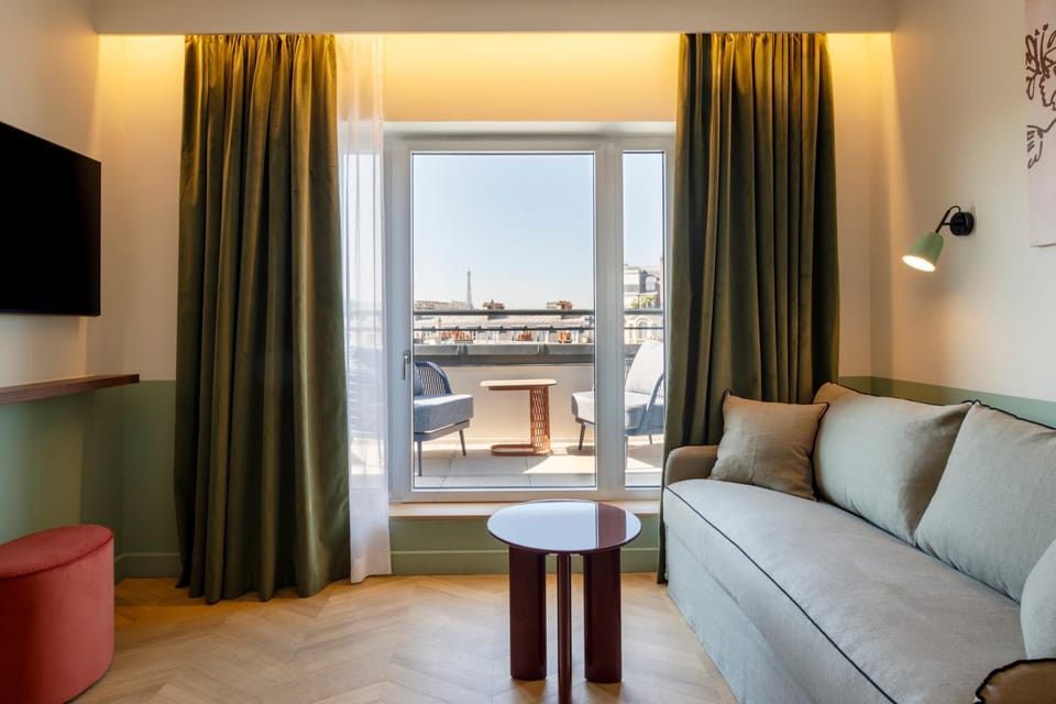 Patio, TV and multimedia, Coffee/tea facilities, Balcony/Terrace, Living room, Seating area, Pets, Pets, City view, Landmark view, Street view, heating, heating, internet, minibar, room service, safe, soundproof, air conditioner, air conditioner