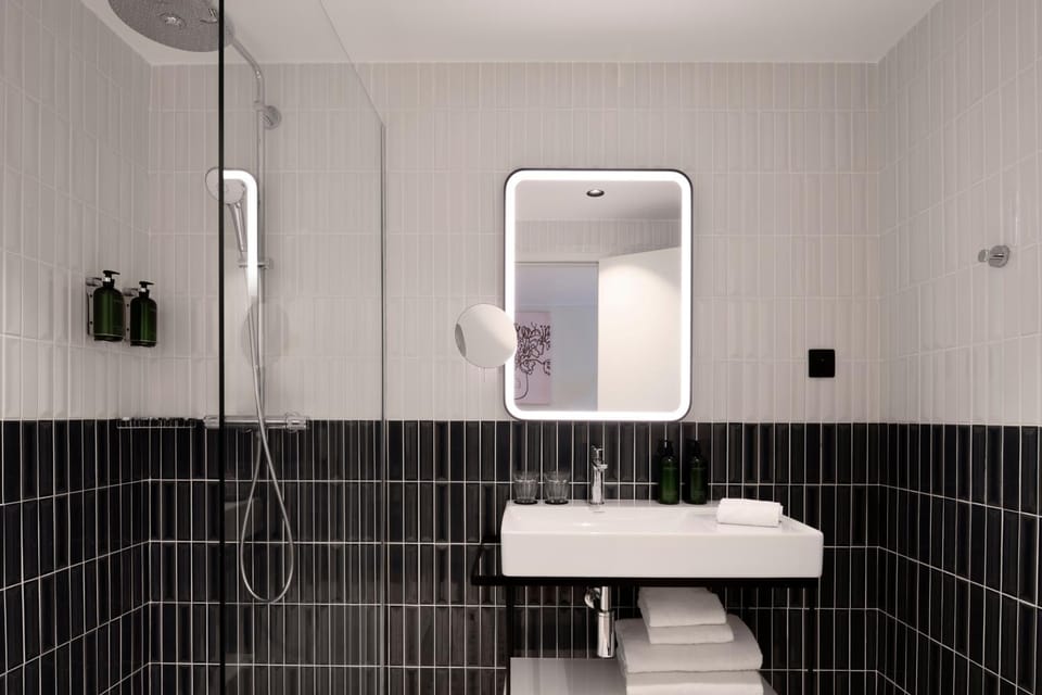 Shower, Toilet, Bathroom, heating, heating, soundproof, towels, towels, air conditioner, air conditioner