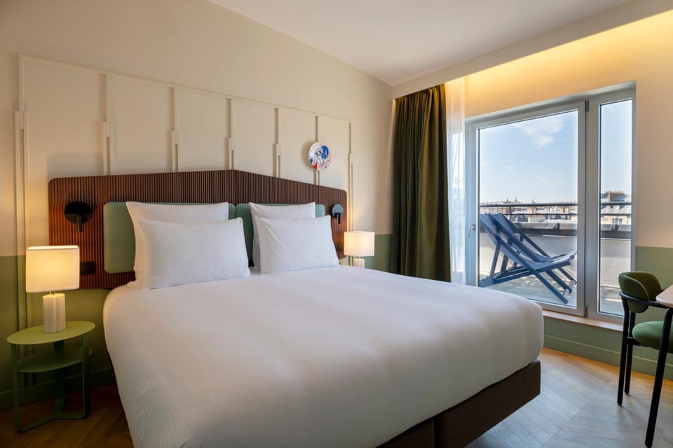 Bed, TV and multimedia, Coffee/tea facilities, Balcony/Terrace, Living room, Bedroom, Pets, City view, Landmark view, Street view, heating, internet, minibar, room service, safe, soundproof, towels, air conditioner