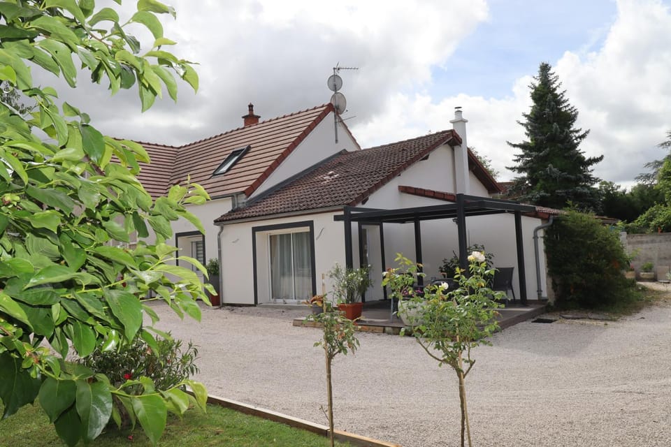 Gite calme avec grand parking privé, proche Dijon House in Jura