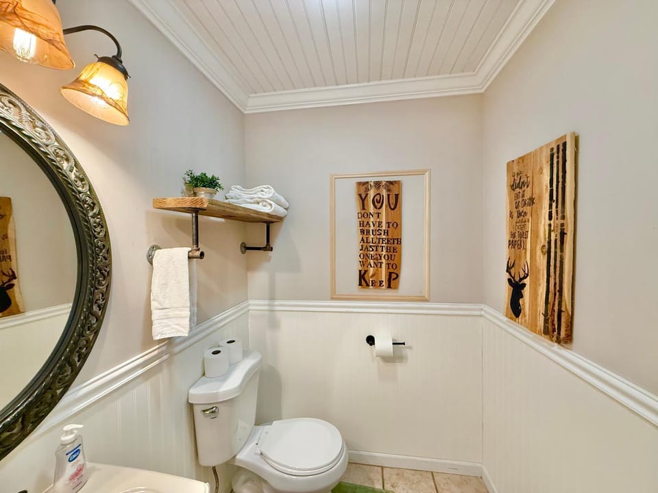 5Bedrooms*4KING BEDS*OUTSTANDING LOCATION*HotTub* House in Pigeon Forge