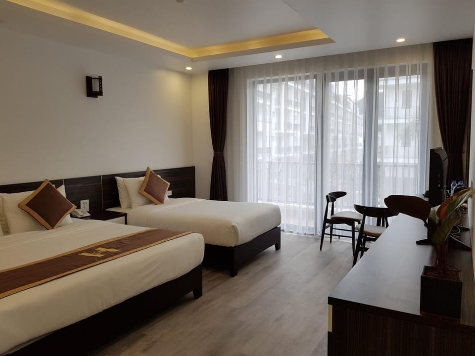 Bed, TV and multimedia, Seating area, Bedroom