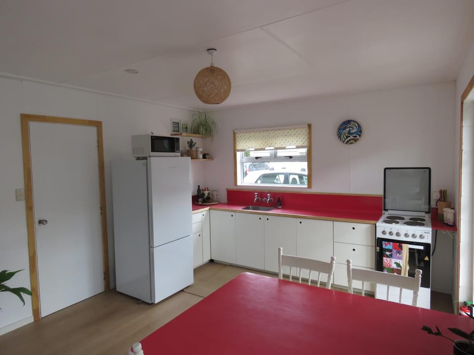 Coffee/tea facilities, Kitchen or kitchenette, Photo of the whole room, Dining area, Garden view