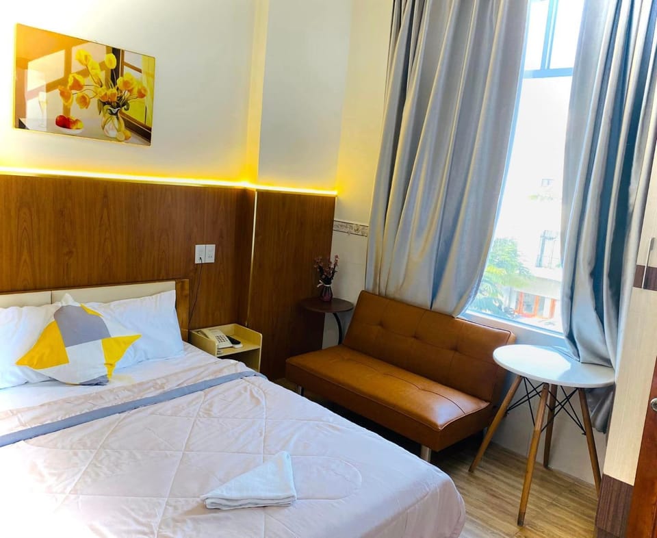 Bed, Photo of the whole room, Seating area, Bedroom