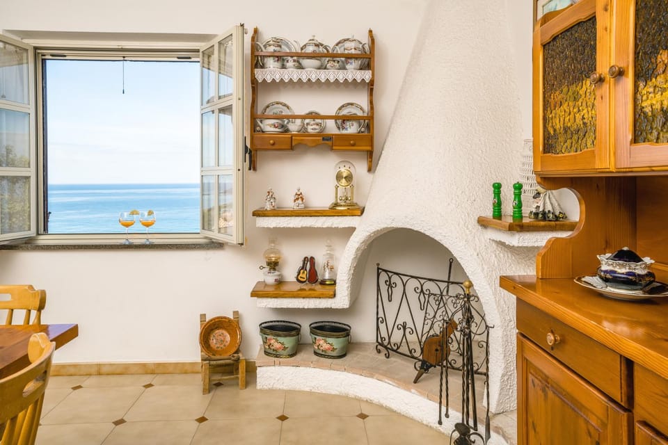 View (from property/room), Kitchen or kitchenette, Dining area, Sea view