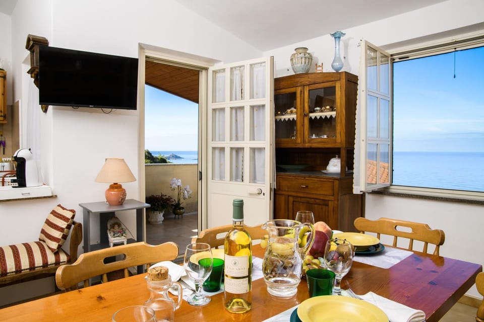 Communal lounge/ TV room, Natural landscape, TV and multimedia, Living room, Food and drinks, Seating area, Dining area, Evening entertainment, Communal kitchen, Sea view, Drinks, kitchen