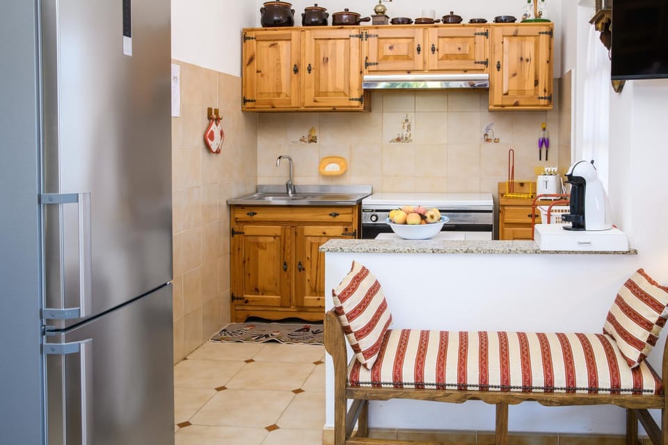 Kitchen or kitchenette, Dining area, oven, stove