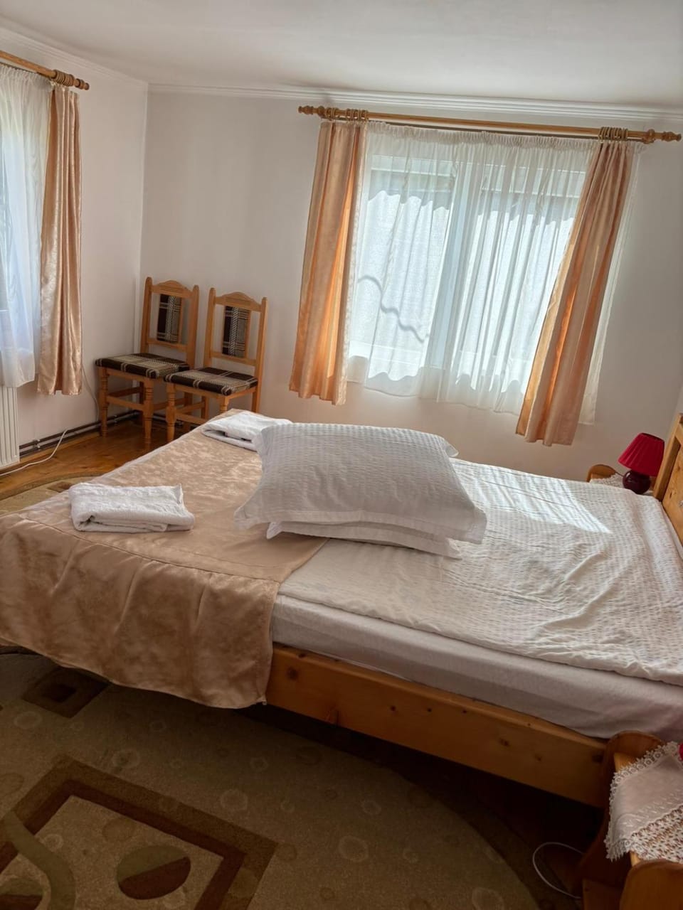Bed, Photo of the whole room, towels