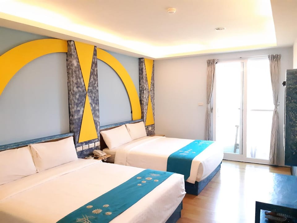 Photo of the whole room, Decorative detail, bunk bed