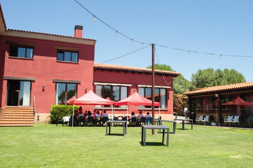 Restaurant/places to eat, Garden, Area and facilities, Entertainment