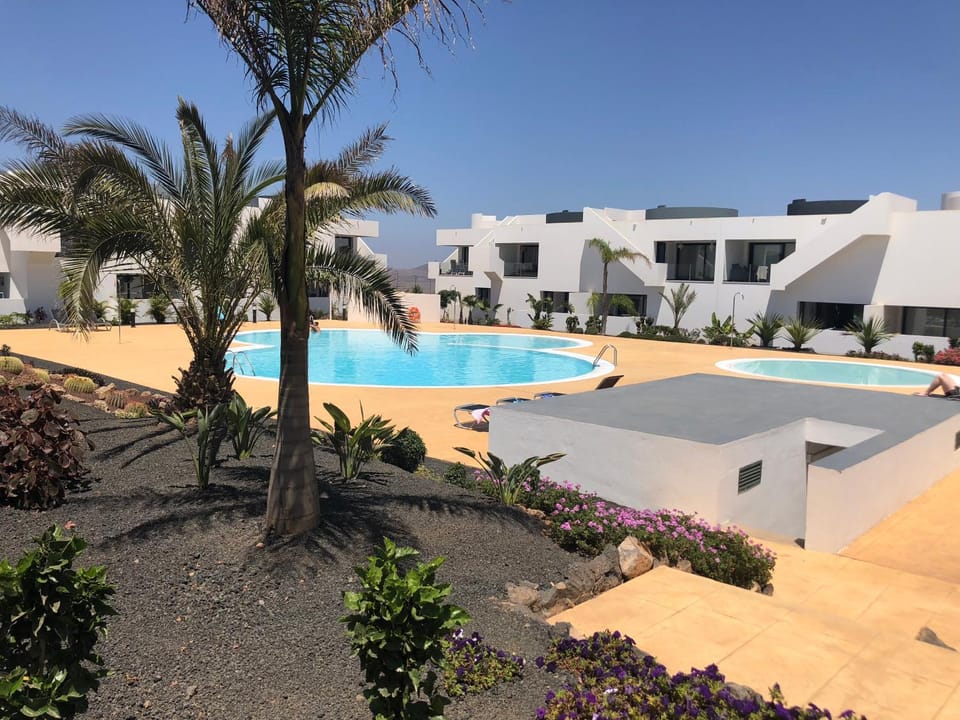Property building, Day, Decorative detail, Swimming pool, sunbed