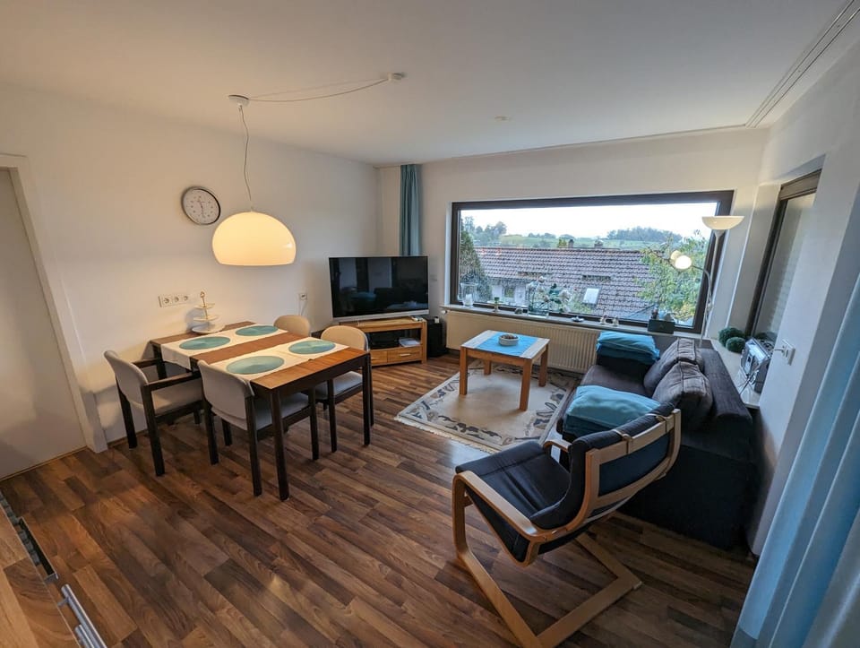 TV and multimedia, Living room, Seating area, Dining area